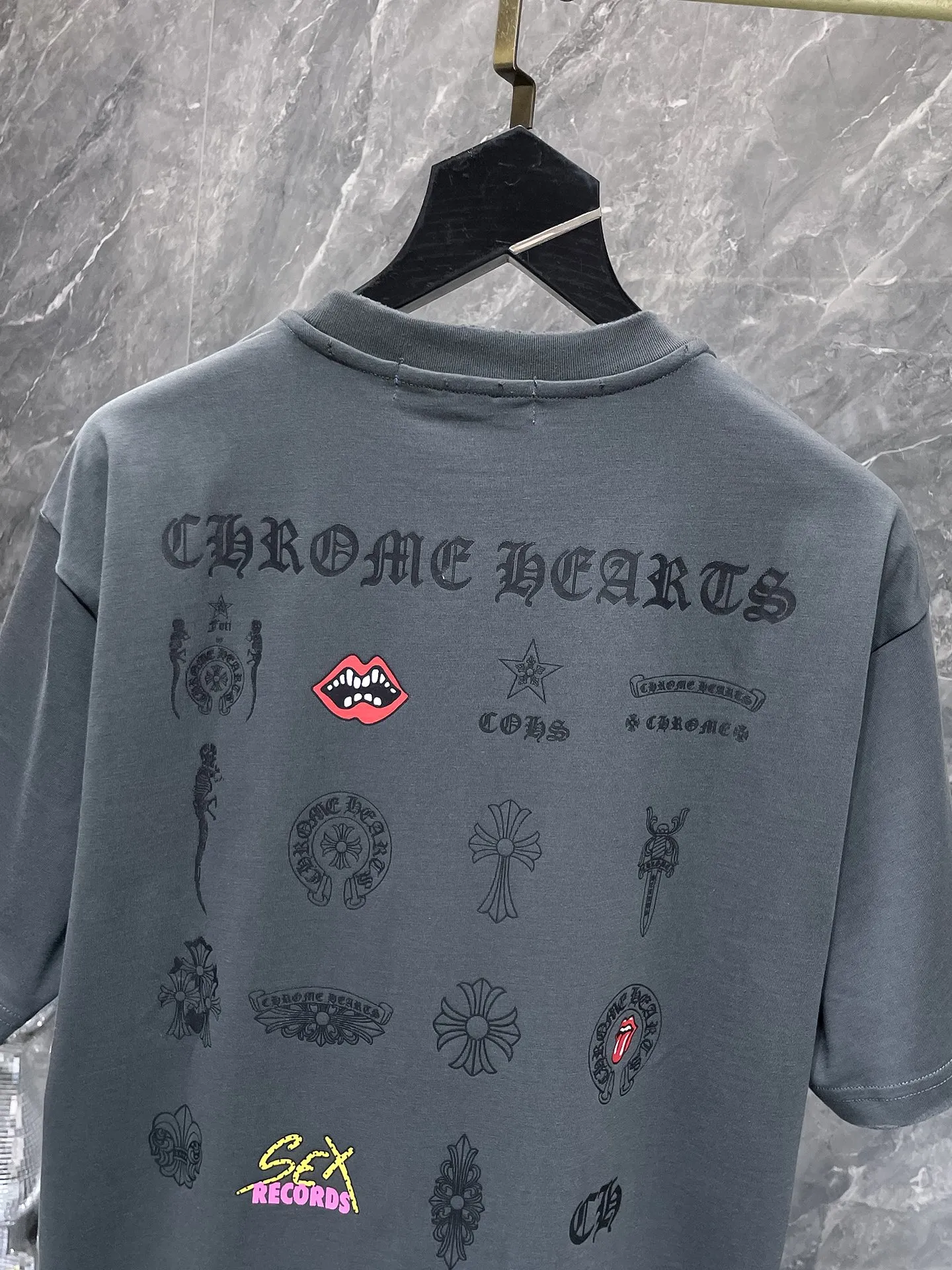 P150 new Chrome Hearts 25ss worn model for summer! High-weight, environmentally friendly and high-quality top-quality fabric 280g Crow contrast graffiti frayed embroidered short sleeves. Counter synchronization. 1:1 replica version. Recommended colors: black, white, gray. Size: S, M, L, XL